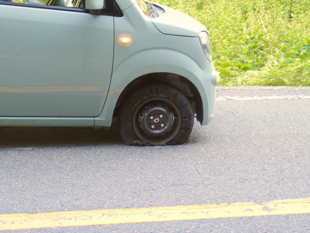 グアムレンタカー　グアム日産レンタカー　タイヤのパンク